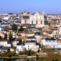 Les toits d'ardoise de la ville de Poitiers, capitale du Poitevin