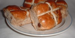 Hot cross bun, la brioche anglaise du Vendredi Saint.