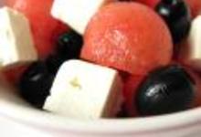 http://www.recettespourtous.com/files/imagecache/recette_fiche/img_recettes/3542_recette-salade-grecque-pasteque-olives-noires-feta.JPG