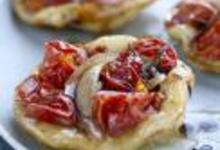 http://www.recettespourtous.com/files/imagecache/recette_fiche/img_recettes/14185_recette_mini_pizzas_tomates_cerises.JPG