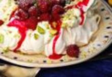 http://www.recettespourtous.com/files/imagecache/recette_fiche/img_recettes/5503_recette-pavlova-bollywood-framboises-pistaches-sirop-rose.jpg