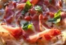 http://www.recettespourtous.com/files/imagecache/recette_fiche/img_recettes/1862_Pizza_jambon_cru_et_tomates_cerises_4239880_REC.jpg