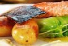 http://www.recettespourtous.com/files/imagecache/recette_fiche/img_recettes/15393_recette_saumon_norvege_cuit_sur_peau_creme_aigre.jpg