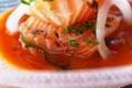 http://www.recettespourtous.com/files/imagecache/recette_fiche/img_recettes/15329_recette_chaud_froid_saumon_consomme_tomates.jpg