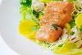 http://www.recettespourtous.com/files/imagecache/recette_fiche/img_recettes/14917_recette_brochette_saumon_salade_mesclun_mangue.jpg