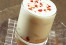 Milk-shake de yaourt, lychees et framboises à la rose