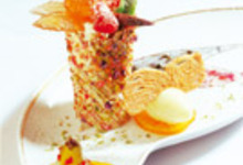Millefeuille à la Cardamome et aux fruits rouges aux éclats de fleurs cristallisées
