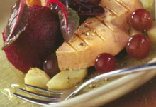 Foie gras chaud sur topinambours et ails confits, sorbet de betteraven kugelhof au lard et aux noix