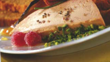Foie gras en coûte de pistaches vertes et son bouquet de pain d'épices et de légumes croustillants, marmelade douce d'orange sur toasts fondant aux épices
