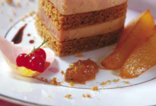 Millefeuille de Foie Gras au pain d'épices et sa vinaigrette aigre douce, poires caramélisées et confit d'oignons de Trebon au Madiran