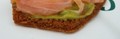 Tapas pain d'épice orange avec guacamol et saumon fumé