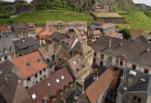 Vue des toits de Belfort et du Lion au loin