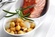 Saumon de Norvège grillé aux pois chiches et pignons de pin