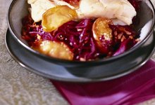 Skrei de Norvège à la compotée de chou rouge et pommes fruit