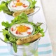 Oeufs cocotte aux tomates confites et caviar d'olives vertes
