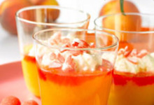 Verrines à la compote de pêches d'ici, mascarpone et fraises Tagada