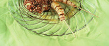 La salade de riz complet à l'orientale, brochette de queues de gambas, vinaigre balsamique