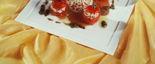 Les petites tomates farcies au riz long, escalope de thon mariné, vinaigrette de tapenade