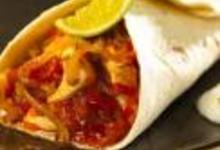 Burritos de poulet, tomate pimentée et fraîcheur de yaourt