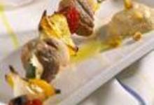 Brochettes de porc aux petits légumes, crème de pois chiches