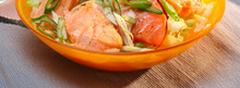 Salade de saumon mi-cuit aux petit oignons frais