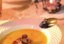 Velouté de potiron safrané, dés de foie gras poêlés