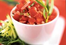 Tartare de Tomates de France, Concombre de France et pignons de pin, vinaigrette à l'huile de noisettes