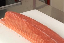 Lever les deux filets d'un saumon