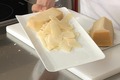 Réaliser des copeaux de parmesan