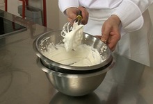 Monter de la crème fouettée pour une chantilly