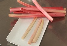 Préparer de la rhubarbe