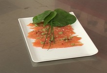 Carpaccio de saumon au citron vert et baies roses