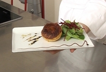 Tourtière de foie gras, champignons et châtaignes, mesclun de salade