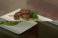 Brochette d’agneau mariné aux épices, semoule verte