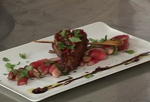 Aiguillettes de canard laquées au miel de soja, câlins de radis roses