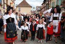 Grand cortège folklorique le dimanche après-midi