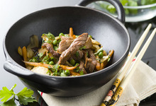 Wok d’agneau parfumé au vin de noix et légumes croquants 