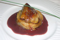Foie gras de canard poêllé, tatin d'endives et fenouils, jus au vin rouge de Cahors et pruneaux.  