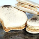 Macaron iodé, Fines de Claire Marennes Oléron, beurre échalote et vinaigre à l’estragon