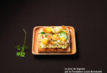 Carpaccio d’artichauts, amandes au lait, dés d’orange, petites feuilles d’estragon, basilic, coriandre, dés de pain brûlé