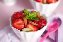 Salade de fraises, rhubarbe confite, menthe et huile d'olive vierge extra