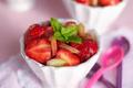 Salade de fraises, rhubarbe confite, menthe et huile d'olive vierge extra