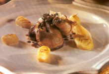 Pigeon de Bresse rôti en cocotte, adouci au sirop d'érable, gnocchis au safran et parmesan
