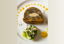 Pressé de boeuf au foie gras, bouquet de légumes de printemps, vinaigrette au moût de raisin.