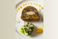 Pressé de boeuf au foie gras, bouquet de légumes de printemps, vinaigrette au moût de raisin.