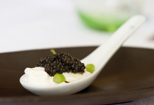 Cuillère “chaud et froid d’oeufs de caille” à la Burrata et Caviar Vintage Sturia