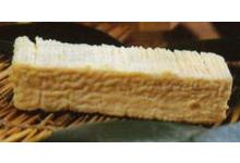 Ce fromage de chèvre est dôté d'une pâte souple et moelleuse.