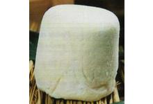 Ce fromage de chèvre fermier a été moulé à l'ancienne.