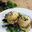 Burger de volaille, fourme d'Ambert, oignons confits à la prune