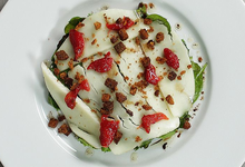 Salade de Manchego aux prunes & pain d'épices
